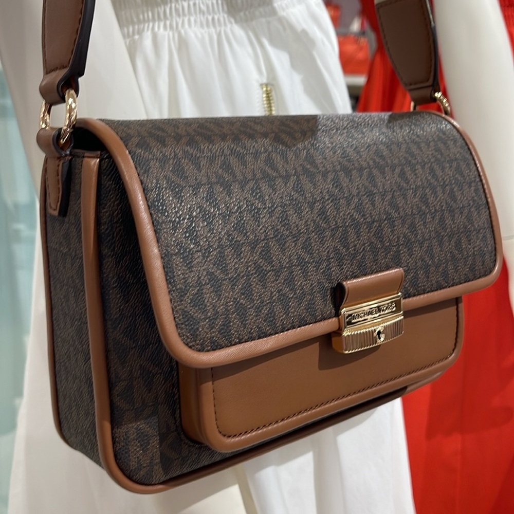 Michael Kors Bradshaw Medium Signature Logo Messenger Bag
Brown
NWT - Picture 5 of 16